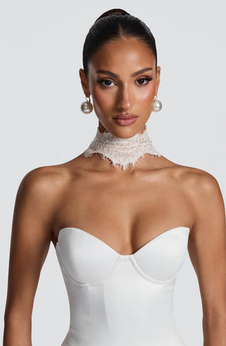 Ellie Lace Neck Veil - Ivory